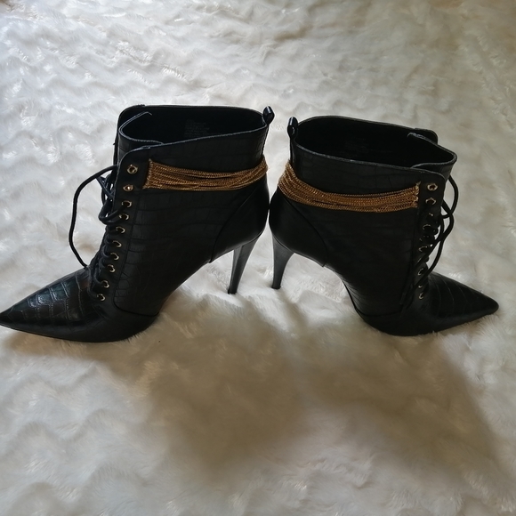 Shoedazzle Bootie, US size 12, Black with Gold Chains - Picture 4 of 4